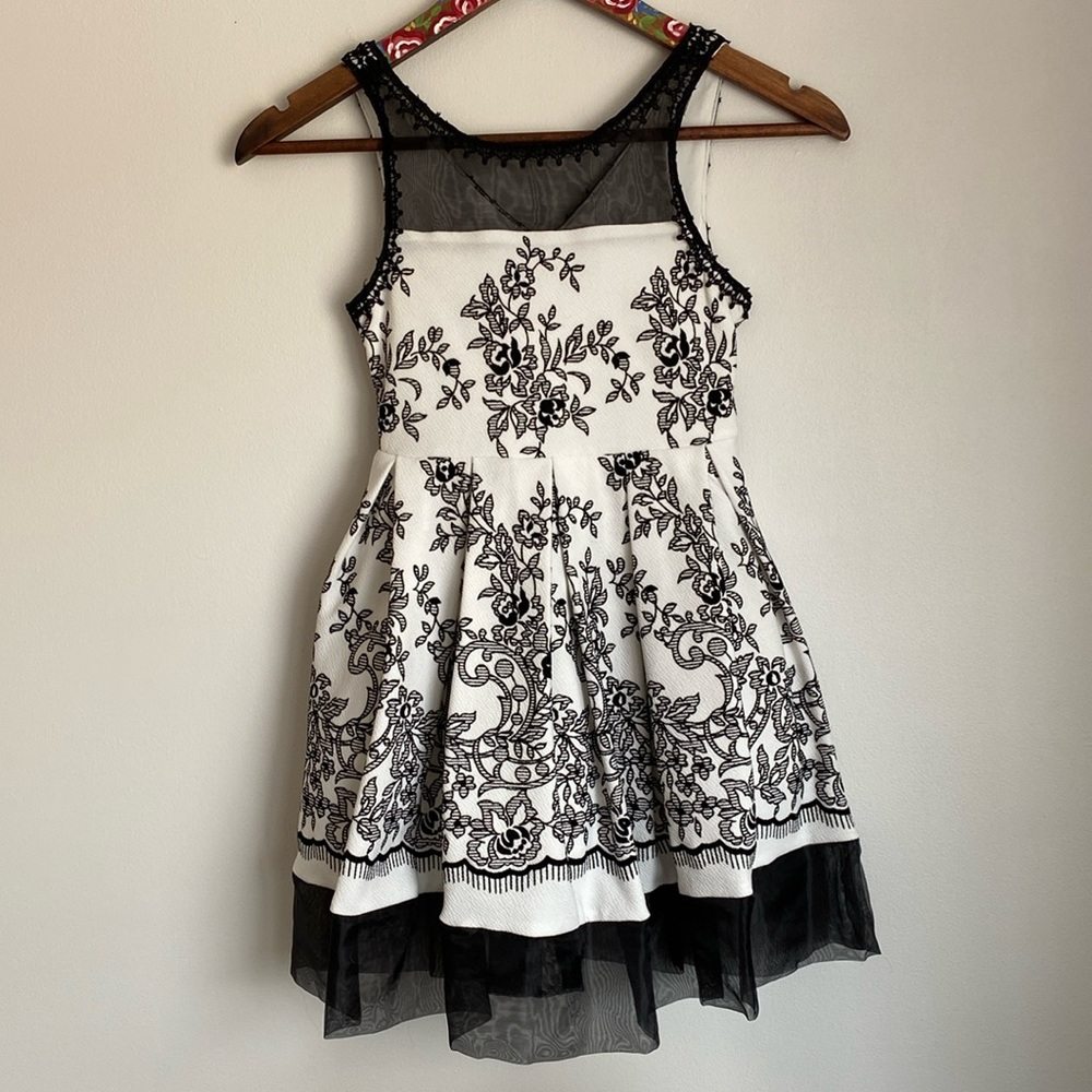 Iris & Ivy size 7 girls black and white formal dress.